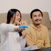 Pasangan berikutnya yang mengumumkan kehamilan di tengah pandemi Corona adalah Raditya Dika dan Annisa Aziza. Keduanya membagikan momen bahagia dengan menunjukkan hasil tes kehamilan yang menunjukkan Annisa positif hamil anak kedua. Foto: instagram @raditya_dika