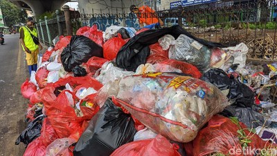 Tumpukan Sampah Bikin Bau di Flyover Ciputat