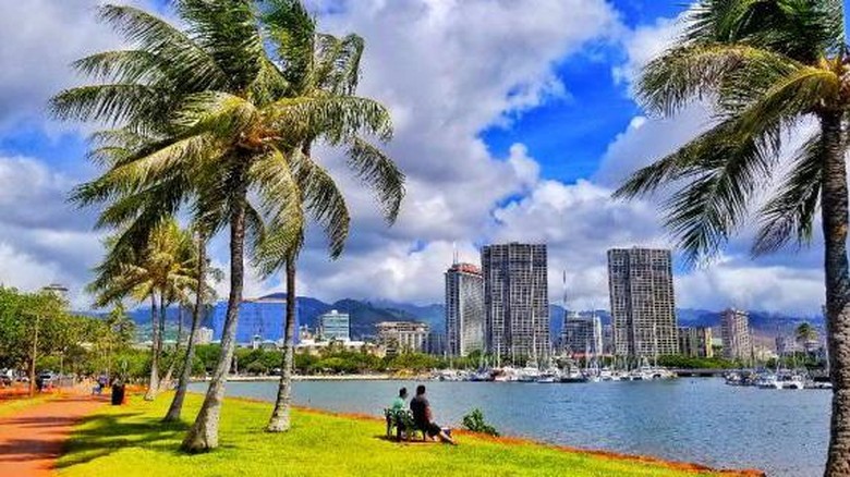 Siap-siap! Hawaii Buka Kembali Juli Mendatang Setelah diterpa kerugian besar akibat pandemi Corona, negara yang terkenal dengan keindahan pantainya ini kembali akan buka untuk turis Juli mendatang.