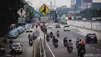 Tak sedikit pemotor yang nekat melawan arah demi mempercepat waktu tempuh perjalanan.