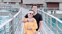 Syahrini pun tetap tersenyum bersama Reino Barack meski banyak halangan yang menghadang. Dok. Instagram/princesssyahrini