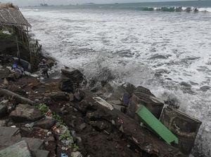 Waspada Gelombang Tinggi 6 Meter Landa Perairan Jatim Hingga 2 Hari ke Depan