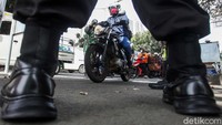 Sejumlah petugas gabungan dari Polri, TNI, Satpol PP hingga Dishub melakukan pengecekan terhadap warga dengan plat nomor luar Jakarta di Daan Mogot, Jakarta Barat, Kamis (28/5/2020).