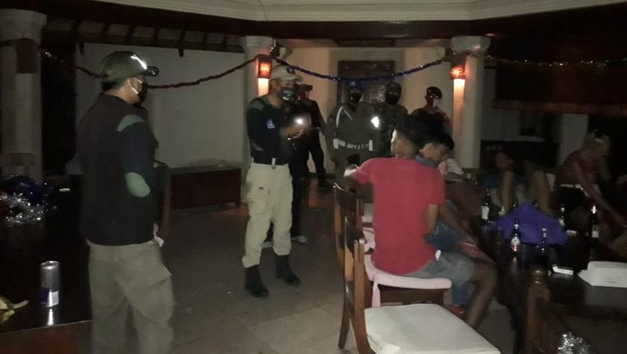 Satpol PP membubarkan private party yang digelar oleh warga asing di Bali. (Foto:Istimewa)