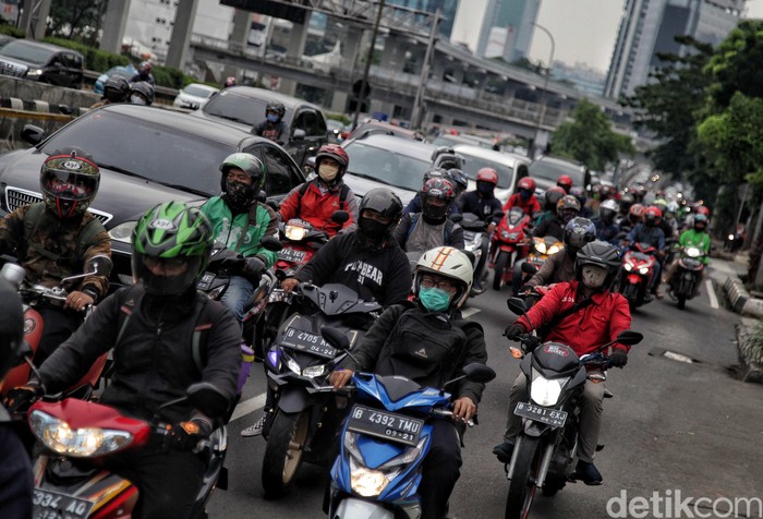 DKI Jakarta beberapa kali disinggung pemerintah sebagai provinsi yang paling memenuhi syarat untuk menerapkan tatanan kehidupan normal baru atau new normal.