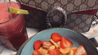 Sepiring buah-buahan dan segelas smoothie jadi santapan sehat Dya. Ada irisan pisang, mangga, strawberry yang jadi santapannya. Foto: instagram @barbie_dyaa