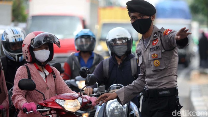 Petugas gabungan melakukan pengecekan terhadap warga dengan plat nomor luar Jakarta di Daan Mogot, Jakbar, Kamis (28/5). Pengecekan ini guna mencegah arus balik.