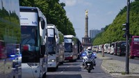 Sekitar 300 bus wisata ikut serta dalam protes ini.