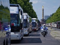 Bus Demonstran Dilarang Masuk Bandung Saat Aksi Pekerja Wisata
