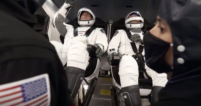 Dari kolaborasi tersebut, lahirlah baju astronaut yang dinamakan The Starman suits. Berbeda dari baju sebelumnya yang bulky, baju Starman hadir dalam desain yang lebih sleek dengan warna putihnya. Sementara itu, potongan minimalis meninggalkan kesan futuristis. (Foto: SpaceX via AP)