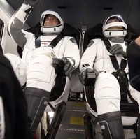 Dari kolaborasi tersebut, lahirlah baju astronaut yang dinamakan The Starman suits. Berbeda dari baju sebelumnya yang bulky, baju Starman hadir dalam desain yang lebih sleek dengan warna putihnya. Sementara itu, potongan minimalis meninggalkan kesan futuristis. (Foto: SpaceX via AP)