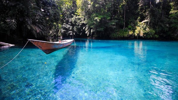 Terpesona Indahnya Labuan Cermin, Danau Cantik Dua Rasa