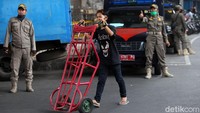 Kawasan Pasar Pagi Asemka diketahui dijaga oleh sejumlah petugas Satpol PP.