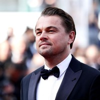 Ketika sedang liburan bersama teman-temannya naik kapal pribadi di pantai St. Bart, Leonardo DiCaprio mendapati seorang pria dari kejauhan berteriak minta tolong. Ternyata dia jatuh dari kapal cruise dan terombang-ambing di laut selama 11 jam dan hanya perahunya yang berada di lokasi terdekat. Ia pun menjemput pria tersebut dan berhasil menepi ke tempat aman satu jam sebelum badai menghantam area tersebut. Foto: Getty Images/Vittorio Zunino Celotto
