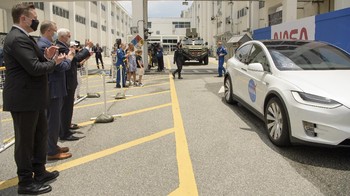 CEO SpaceX Elon Musk, NASA Administrator Jim Bridenstine, Wakil Presiden AS Mike Pence beserta istri Karen Pence, melambaikan tangan melepas astronaut NASA Douglas Hurley dan Robert Behnken menuju landasan peluncuran. Foto: AP/David J. Phillip