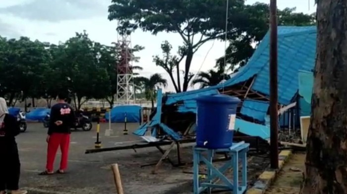 Kapal Penumpang di Kendari Tabrak Gapura Pelabuhan