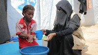12 juta anak-anak membutuhkan bantuan kemanusiaan di Yaman. Sistem kesehatan disana kini terancam hancur. Sementara banyak keluarga yang membutuhkan layanan kesehatan untuk bertahan hidup. Negara ini pun sedang dilanda krisis pangan, ekonomi dan masyarakat yang rentan terhadap penyakit seperti demam berdarah, diare akut hingga kolera. Pandemi Corona semakin membuat situasi memburuk.