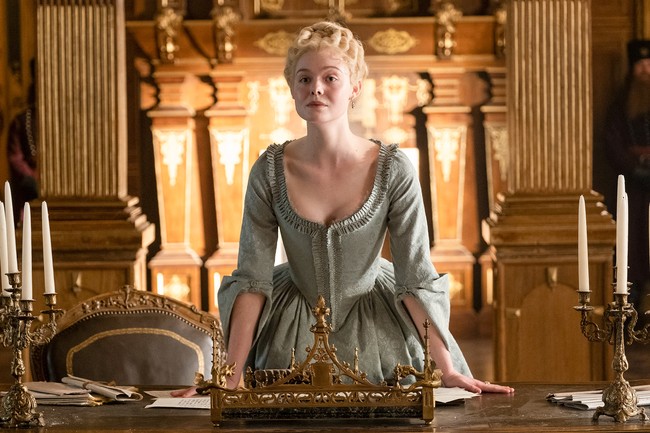 Elle Fanning memakai korset tiap hari selama enam bulan saat syuting serial The Great dan menurutnya pakaian dalam itu telah mengubah tubuhnya. Tubuhmu berubah, bahkan pola napas, terutama saat harus berdialog panjang, kata Elle yang mengaku merasakan sakit karena pemakaian korset. Foto: Istimewa