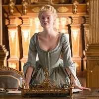 Elle Fanning memakai korset tiap hari selama enam bulan saat syuting serial The Great dan menurutnya pakaian dalam itu telah mengubah tubuhnya. Tubuhmu berubah, bahkan pola napas, terutama saat harus berdialog panjang, kata Elle yang mengaku merasakan sakit karena pemakaian korset. Foto: Istimewa