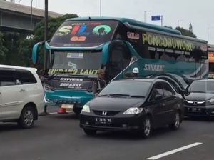 Saat Bus Berpenumpang Diputar Balik di Tol Cikampek