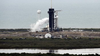 SpaceX mengumumkan upaya peluncuran berikutnya akan dilakukan Sabtu pukul 3.22 sore waktu setempat atau Minggu pukul 3 sore waktu setempat. Foto: AP/David J. Phillip