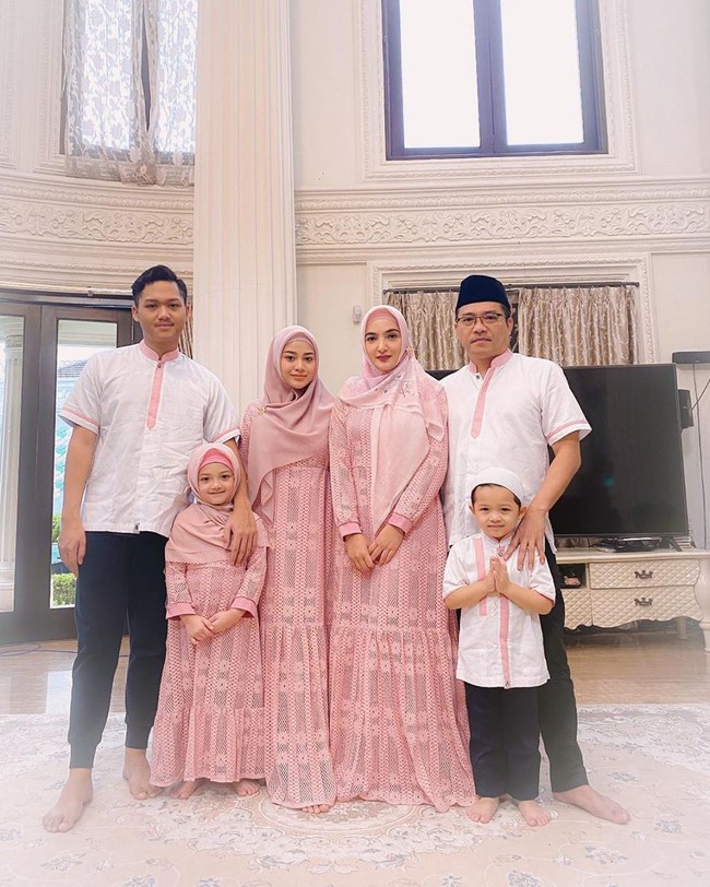 Sebelum hari raya Idul Fitri, keluarga Hermansyah juga kerap kali terlihat berfoto menggunakan busana senada. Seperti foto yang satu ini, yang juga diunggah pada bulan Ramadhan.  Foto: Instagram @aurelie.hermansyah