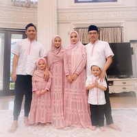 Sebelum hari raya Idul Fitri, keluarga Hermansyah juga kerap kali terlihat berfoto menggunakan busana senada. Seperti foto yang satu ini, yang juga diunggah pada bulan Ramadhan.  Foto: Instagram @aurelie.hermansyah