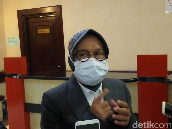 Wali Kota Surabaya Tri Rismaharini tengah fokus pada tes swab massal untuk warga reaktif. Meski begitu, ia pelan-pelan memikirkan konsep new normal untuk Surabaya.