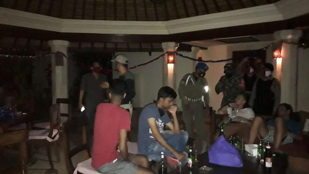 Satpol PP membubarkan private party yang digelar oleh warga asing di Bali. (Foto:Istimewa)