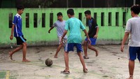 Di tengah wabah Corona, justru mereka bermain di luar rumah tanpa ada jarak sosial dan menggunakan masker.