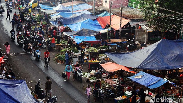Pemkab Bogor memperketat penerapan PSBB jelang penerapan new normal. Namun pasar tradisional Cileungsi masih dipenuhi warga yang berbelanja.