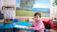 Konflik di Ukraina Timur telah memasuki tahun ketujuh. Ditambah dengan penyebaran massal COVID-19 semakin membuat anak-anak terancam. Untuk membantu anak-anak di seluruh Ukraina, kementerian pendidikan bersama UNICEF mendukung akses belajar jarak jauh selama karantina.