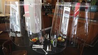Pandemi Corona yang tengah melanda dunia beberapa bulan belakangan ini berdampak cukup besar pada berbagai sektor kehidupan manusia, salah satunya terkait aktivitas di luar rumah. Sejumlah aktivitas seperti menyantap makanan di restoran, berkumpul bersama keluarga maupun kerabat di kafe atau pun ruang publik lainnya terpaksa dihentikan sementara waktu guna mencegah penyebaran virus Corona. Kondisi itu tentunya berdampak pada aktivitas ekonomi para pengusaha restoran. AP Photo/Thibault Camus.