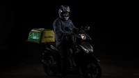 Yew adalah siswa asal Malaysia yang telah bekerja sebagai pengantar makanan selama setahun. Ia tidak bisa kembali ke negara asalnya karena dampak pandemi ini.