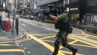 Polisi sempat melepaskan tembakan berupa biji merica ke arah pengunjukrasa. Anthony Kwan/Getty Images.