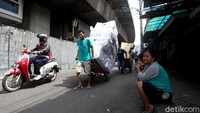 Diharapkan dengan kembali dibukanya pusat perbelanjaan dan toko tersebut dapat kembali menggerakan roda perekonomian masyarakat yang sebelumnya sempat lesu dihantam pandemi Corona.