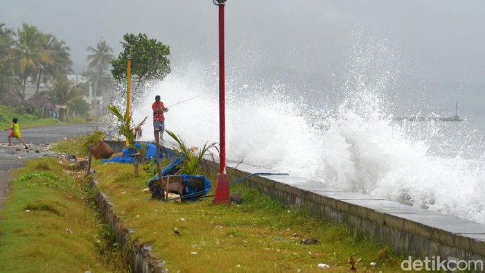 Gelombang pasang masih terus terjadi di pesisir pantai Pangandaran, Kamis (28/5/2020). Kantor Unit Penyelenggara Pelabuhan Kelas III Pangandaran menghimbau agar semua nelayan menghentikan sementara aktivitas pelayaran.