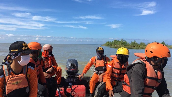 Proses pencarian warga yang hilang di Sungai Mapilli. (Dok. Basarns Mamuju)