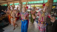 Para penari tradisional tersebut tampak mengenakan face shield atau pelindung wajah guna mencegah penyebaran virus Corona.