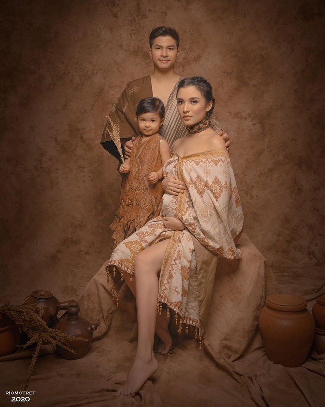 Mengikuti imbauan pemerintah untuk tidak keluar rumah dan menerapkan social distancing, membuat semua aktivitas menjadi terbatas dan wajib untuk #dirumahaja. Hikmah #dirumahaja dirasakan pasangan Chelsea Olivia Wijaya dan Glenn Alinskie yang kini tengah menanti anak kedua mereka. Dalam akun Instagramnya @chelseaoliviaa pada Rabu (27/5/2020), Chelsea mengungkapkan tahun 2020 penuh kejutan dan dia hamil anak kedua.  Foto: instagram @chelseaoliviaa