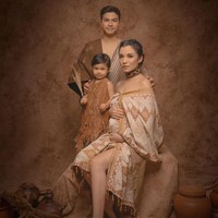 Mengikuti imbauan pemerintah untuk tidak keluar rumah dan menerapkan social distancing, membuat semua aktivitas menjadi terbatas dan wajib untuk #dirumahaja. Hikmah #dirumahaja dirasakan pasangan Chelsea Olivia Wijaya dan Glenn Alinskie yang kini tengah menanti anak kedua mereka. Dalam akun Instagramnya @chelseaoliviaa pada Rabu (27/5/2020), Chelsea mengungkapkan tahun 2020 penuh kejutan dan dia hamil anak kedua.  Foto: instagram @chelseaoliviaa