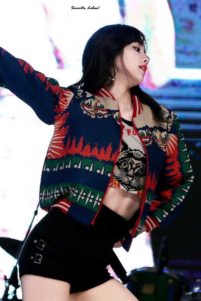 Crop top membuat gerakan tari main dancer Blackpink ini terlihat lebih menawan di panggung. Kali ini ia pun menggabungkan crop top dengan jaket sporty. Foto: dok.Fansite