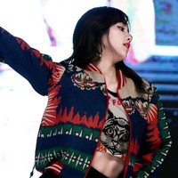 Crop top membuat gerakan tari main dancer Blackpink ini terlihat lebih menawan di panggung. Kali ini ia pun menggabungkan crop top dengan jaket sporty. Foto: dok.Fansite