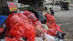 Tumpukan Sampah Bikin Bau di Flyover Ciputat