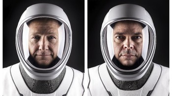 Astronaut NASA Doug Hurley (kiri) dan Bob Behnken (kanan) berpakaian lengkap sedang melakukan persiapan di markas SpaceX, Hawthorne, California, AS. Mereka dijadwalkan meluncur menggunakan kapsul SpaceX Dragon yang dibawa roket SpaceX Falcon 9. Foto: SpaceX via AP