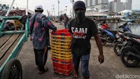Tak hanya itu, kebijakan karantina wilayah atau lockdown di beberapa negara tujuan ekspor pun menjadikan stok di dalam negeri menumpuk, sehingga harga ikan kian merosot.