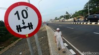 Flyover ini melintang 1 kilometer sepanjang Jalan Raya Jakarta-Bogor, memiliki lebar 35 meter.