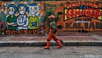 Mural tersebut bergambar dokter dan perawat dilengkapi dengan tulisan thank you