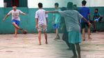 Waduh! di Tengah Pandemi, Anak-anak Ini Bermain Bola Tanpa Masker