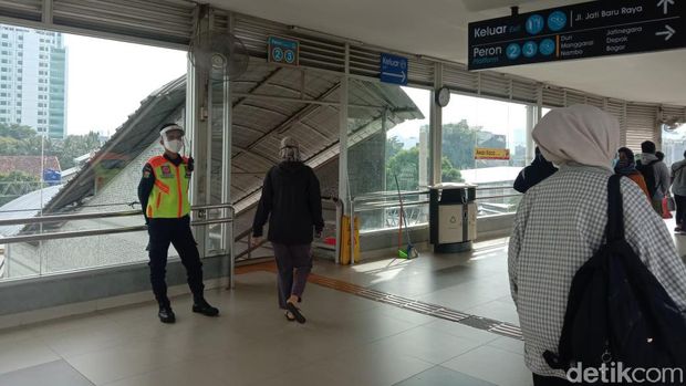 Suasana di Stasiun KRL